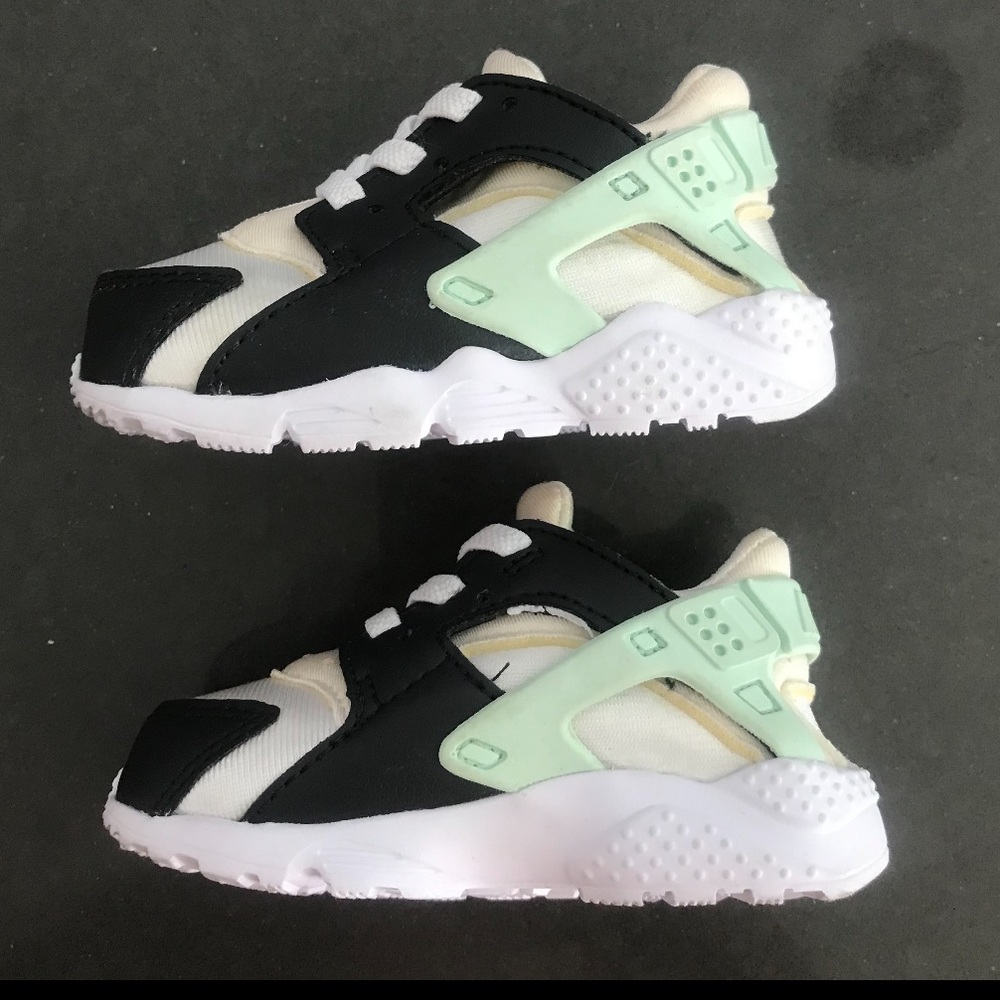 Nike Huarache Rush Sneakers. Kids Mint. Size 5C